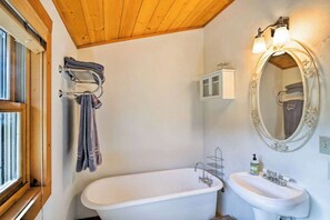 シャワー付き浴槽、ヘアドライヤー、タオル、石鹸
