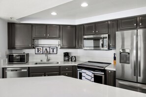 冰箱、微波炉、烤箱 、炉灶