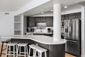 Réfrigérateur, micro-ondes, four, plaque de cuisson