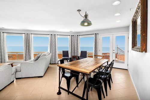 Large Beachfront 3 Bedroom Condo