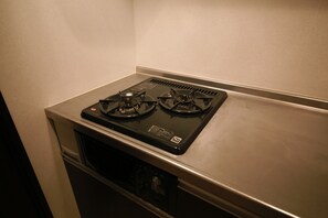 BR-502 | Private kitchenette | Fridge, microwave, stovetop, electric kettle