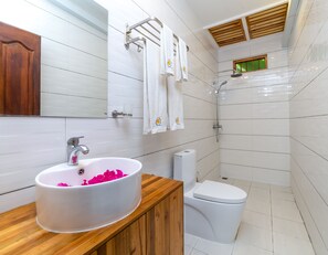 Villa Deluxe | Salle de bain | Douche, douche cascade, articles de toilette (gratuits)