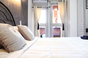 Desk, soundproofing, free WiFi, bed sheets