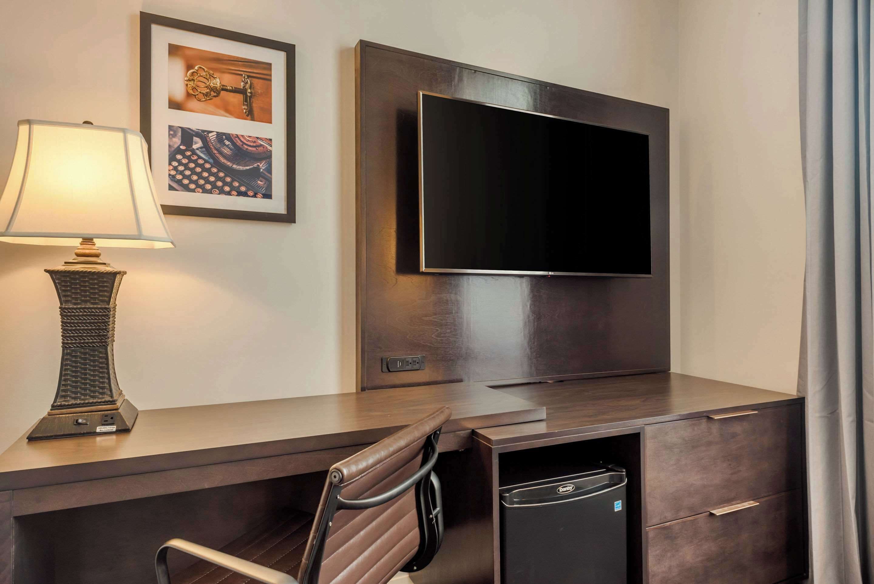 Bureau, rideaux occultants, fer et planche à repasser