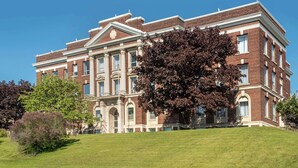 A large, historic building with a symmetrical facade, multiple windows, and a central entrance. - The Courthouse Hotel, an Ascend Collection Hotel (Thunder Bay)
