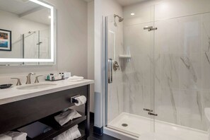 Desk, blackout drapes, iron/ironing board, cribs/infant beds - The Courthouse Hotel, an Ascend Collection Hotel (Thunder Bay)