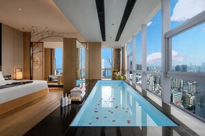 Minibar, in-room safe, desk, iron/ironing board - Ramada by Wyndham Changsha Downtown (Changsha)