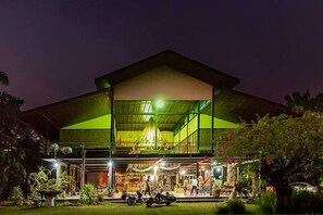 Un edificio de dos plantas con techo plano y un amplio alero.