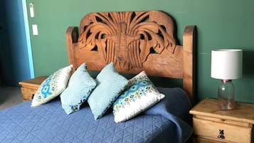 2 habitaciones, edredón, decoración personalizada y muebles diferentes
