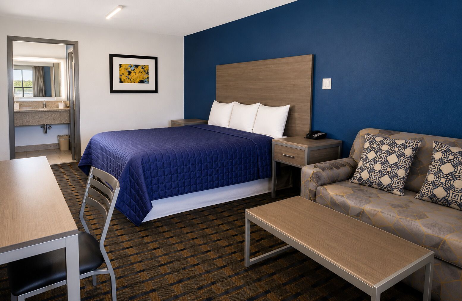 Economy Single Room, 1 King Bed, Non Smoking | Individually decorated, individually furnished, desk, soundproofing