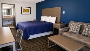 Economy Single Room, 1 King Bed, Non Smoking | Individually decorated, individually furnished, desk, soundproofing