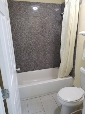 Bathtub, free toiletries, towels, soap - AmeriStay Inn &Suites (Orange)
