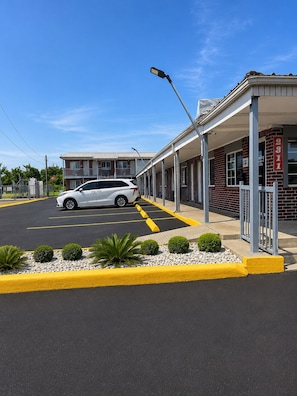 Exterior - AmeriStay Inn &Suites (Orange)