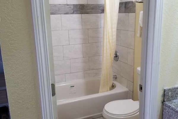 Economy Single Room, 1 King Bed, Non Smoking | Bathroom | Bathtub, free toiletries, towels, soap