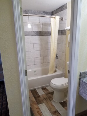 Economy Single Room, 1 King Bed, Non Smoking | Bathroom