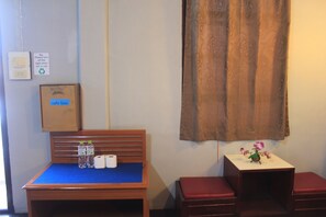 Standaard tweepersoonskamer | Woonruimte | Een 32-inch televisie met kabelzenders