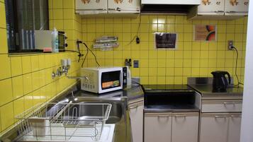 Fridge, microwave, stovetop, electric kettle
