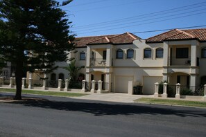 Exterior - 2 bedroom Tuscan Villa (Mildura)