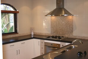 Microwave, oven, dishwasher, toaster - 2 bedroom Tuscan Villa (Mildura)