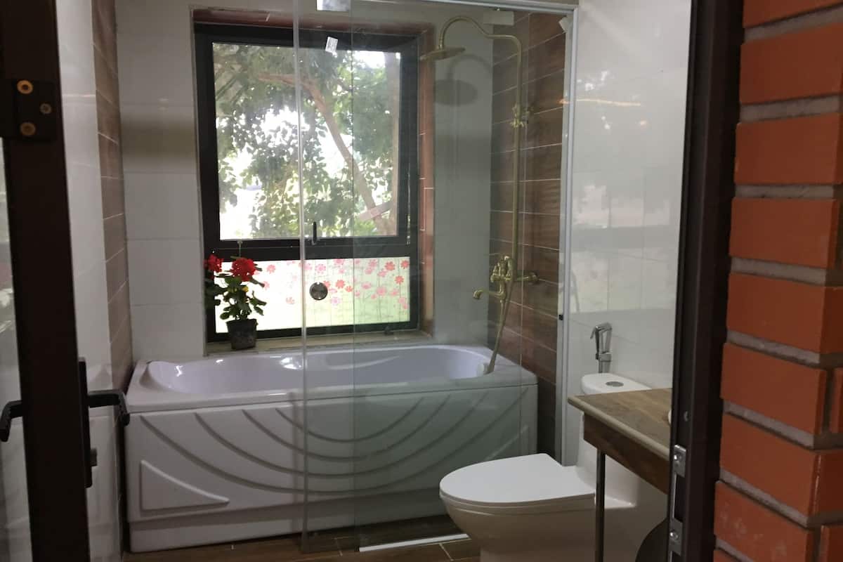 deluxe chalet, 1 bedroom, lake view, lakeside | bathroom | shower, rainfall showerhead, free toiletries, hair dryer