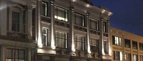 Boendets fasad - kväll/natt