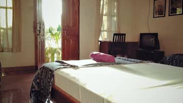 1 bedroom, desk, WiFi