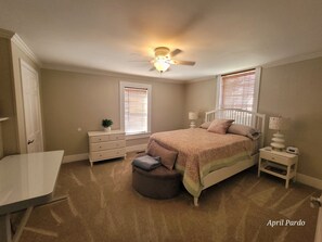 2 bedrooms, desk, iron/ironing board, travel crib - The Happy Home in North Shore- offering a fully fenced in private back yard. (Chattanooga)