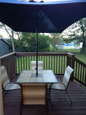 Outdoor dining - The Happy Home in North Shore- offering a fully fenced in private back yard. (Chattanooga)