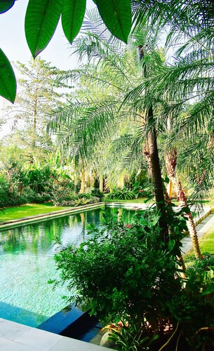 Villa traditionnelle unique, astucieusement décorée, grande piscine, beau jardin, central 