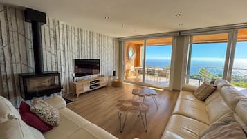 Een televisie en een open haard