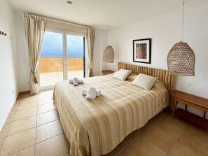 4 bedrooms, iron/ironing board, Internet