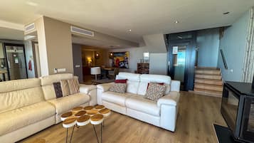 Een televisie en een open haard