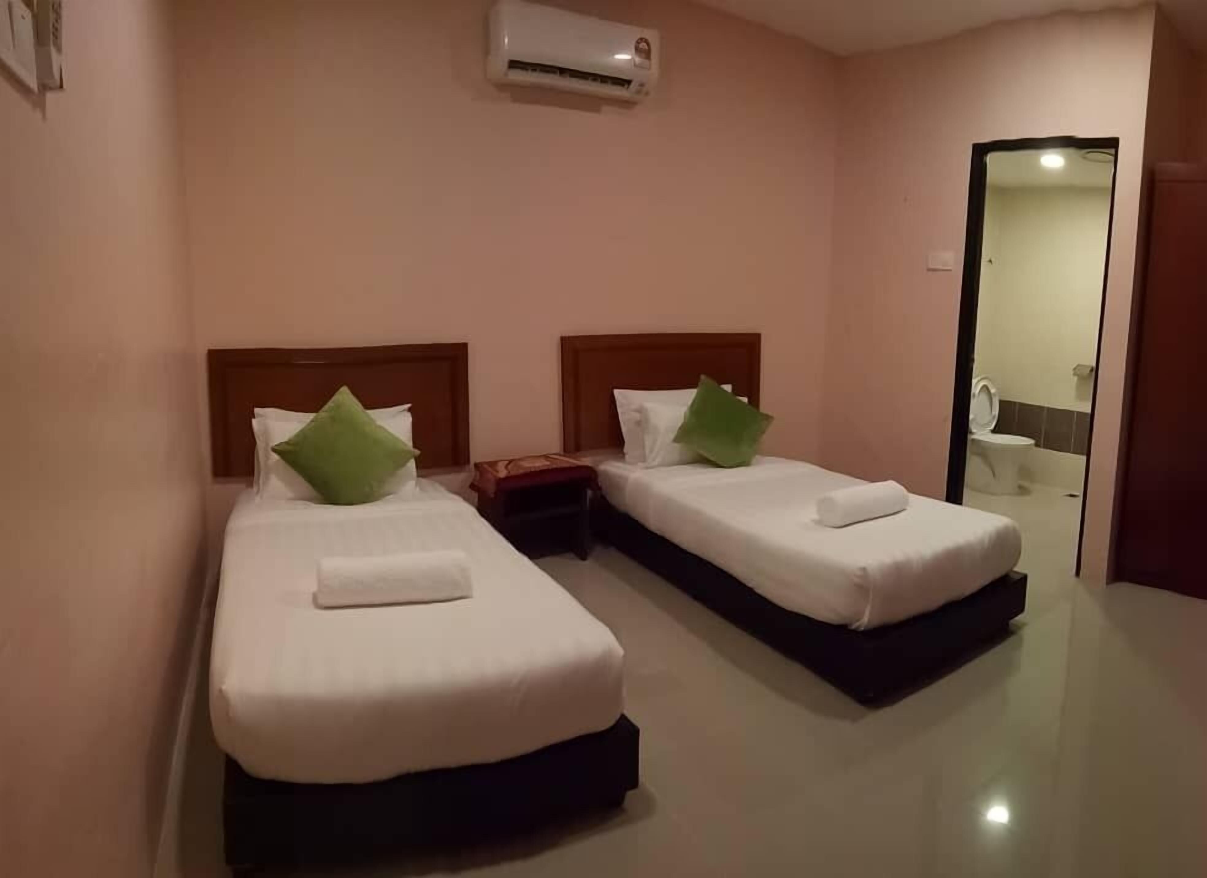 twin room | living area | flat-screen tv