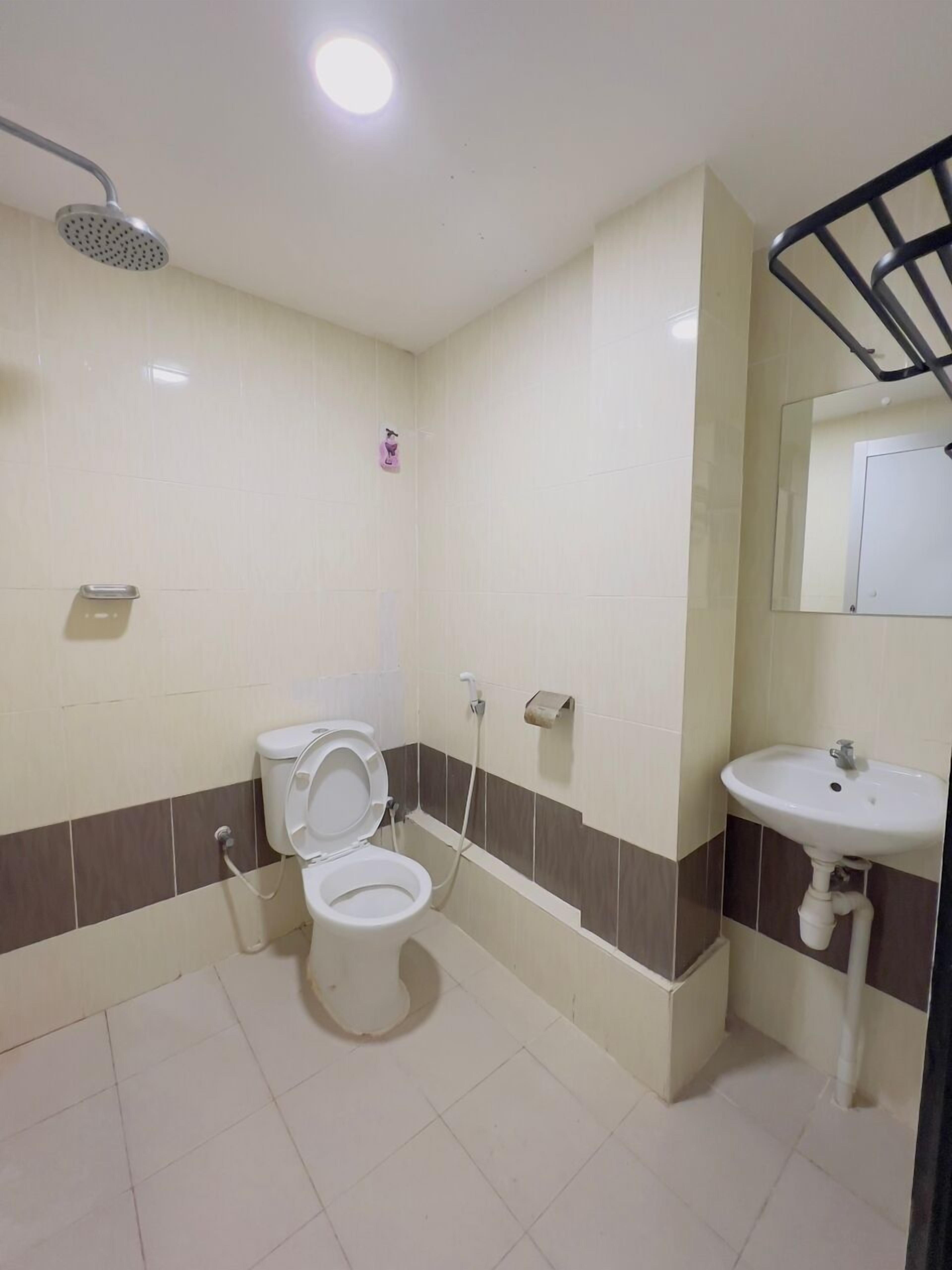 standard room, 1 king bed | bathroom | shower, free toiletries, slippers, towels