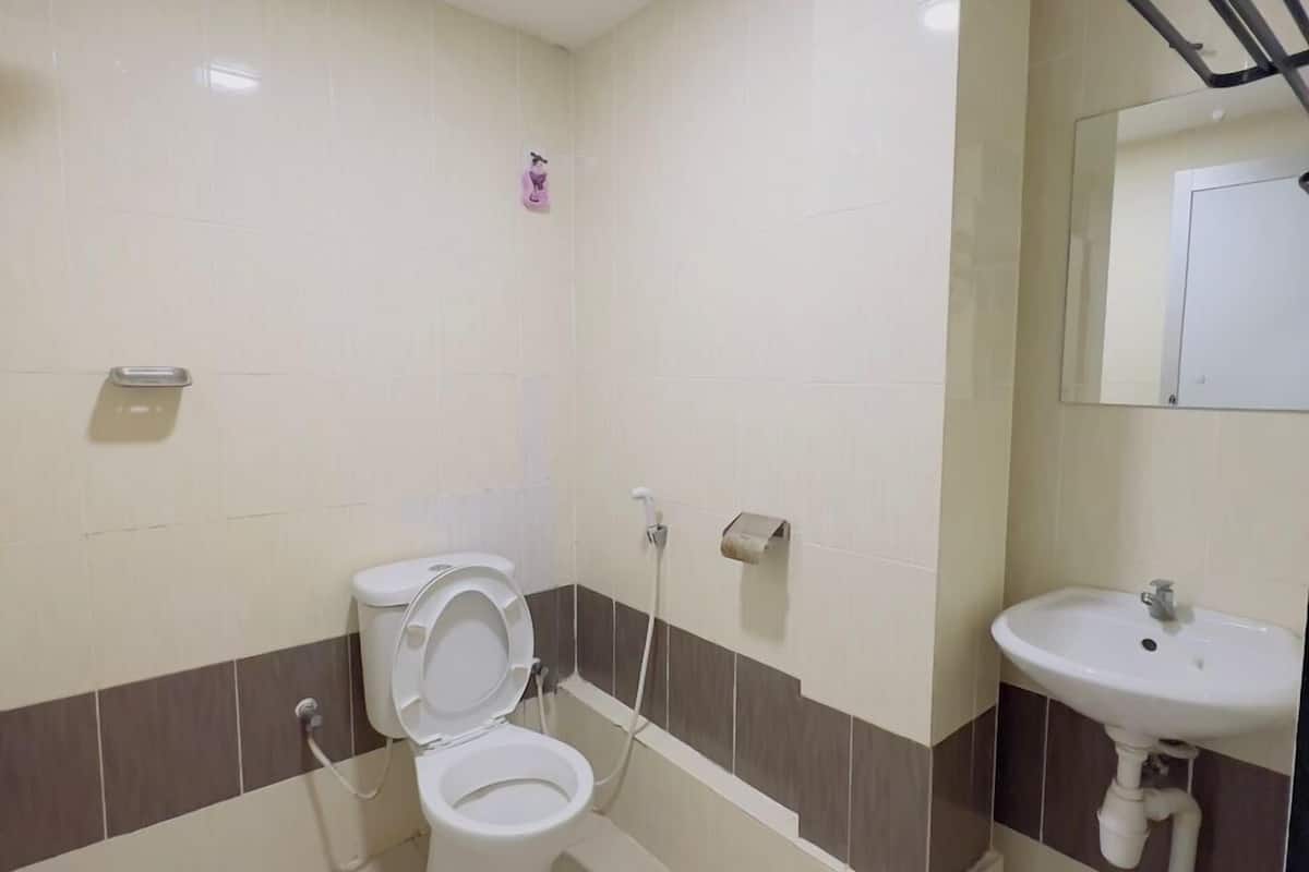 standard room, 1 king bed | bathroom | shower, free toiletries, slippers, towels