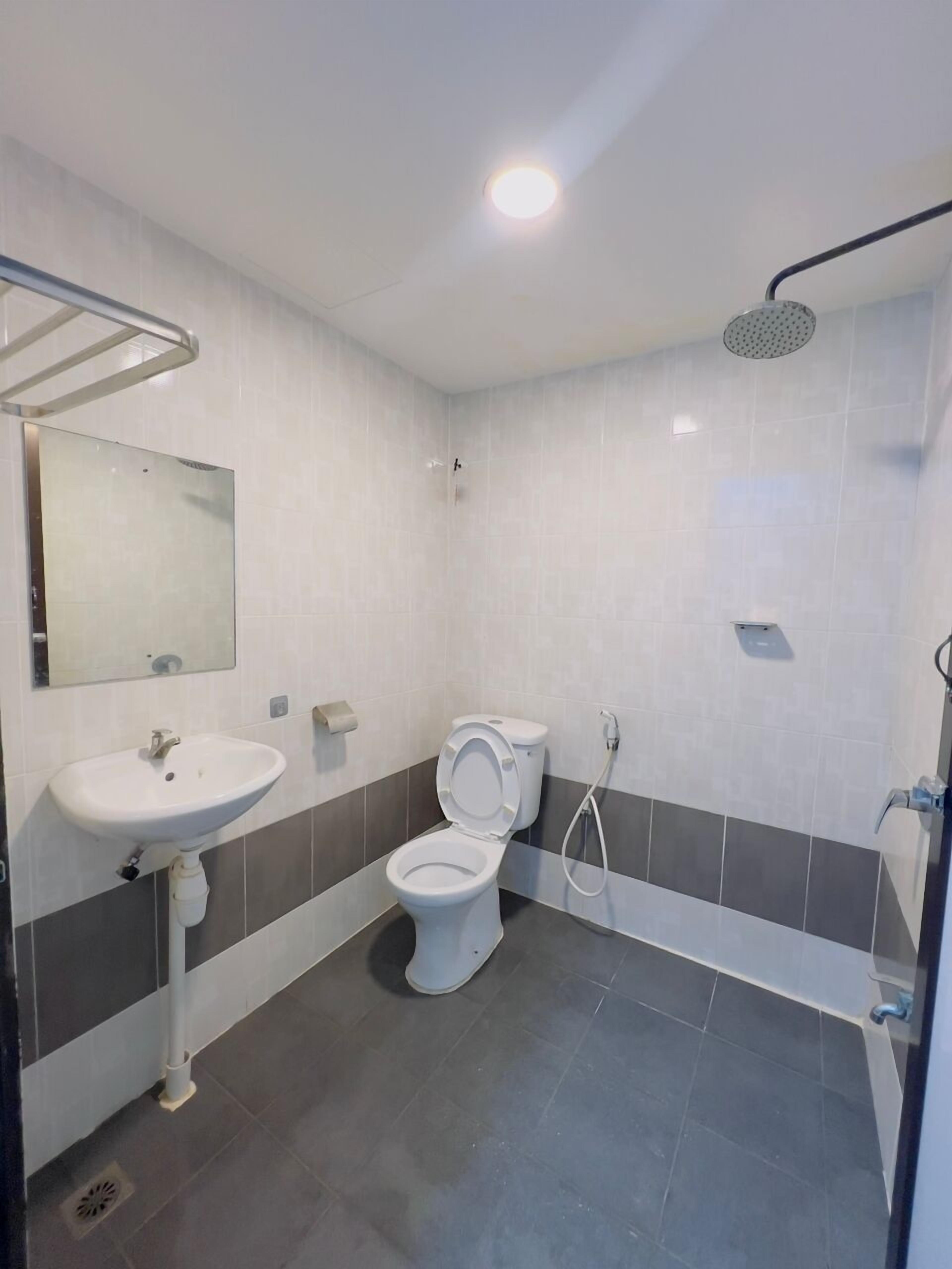 shower, free toiletries, slippers, towels