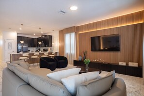 テレビ、卓球台