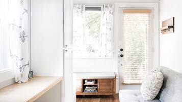 Smart TV, books, stereo