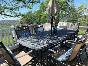 Outdoor dining - Moon Ranch -Views, Hot Tub & more-Yosemite Gateway (Mariposa)
