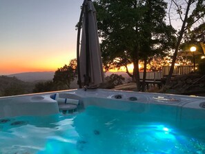 Outdoor spa tub - Moon Ranch -Views, Hot Tub & more-Yosemite Gateway (Mariposa)