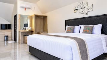 Habitación de hotel moderna con una cama grande, un televisor de pantalla plana, un armario y un aire acondicionado de pared.