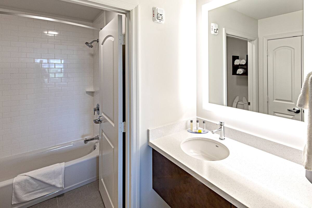 suite, 1 bedroom, kitchen | bathroom | shower, towels