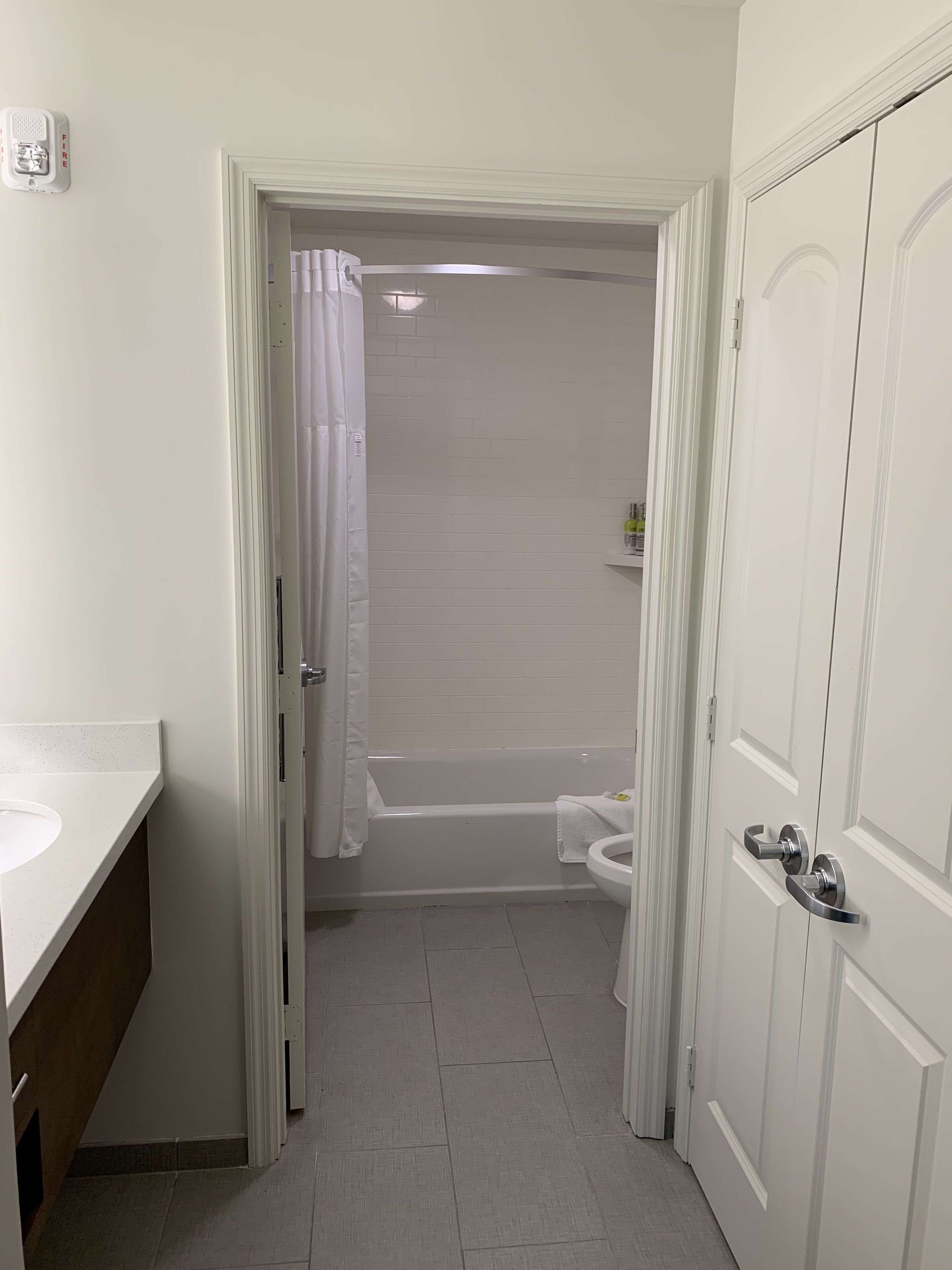 Un bagno con una vasca da bagno bianca, un water e un lavandino.
