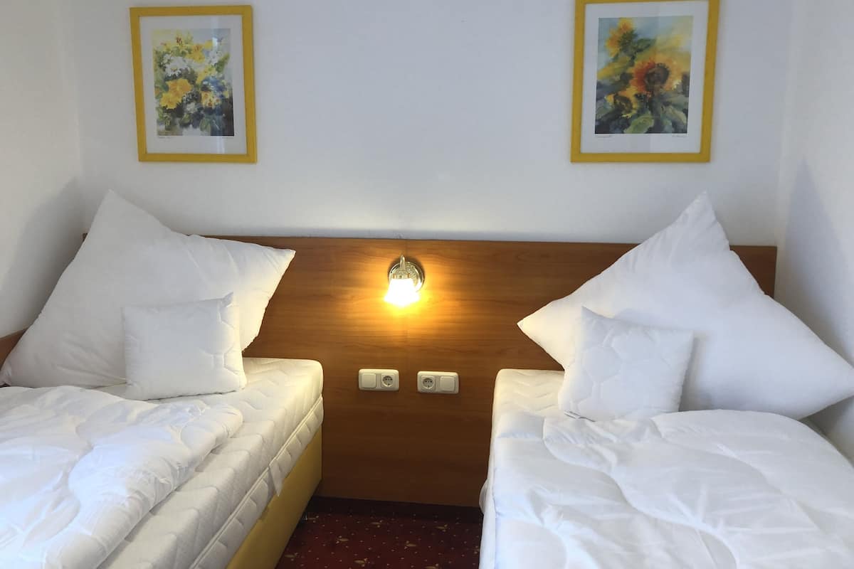 Habitación con 2 camas individuales | Ropa de cama de alta calidad y camas Select Comfort