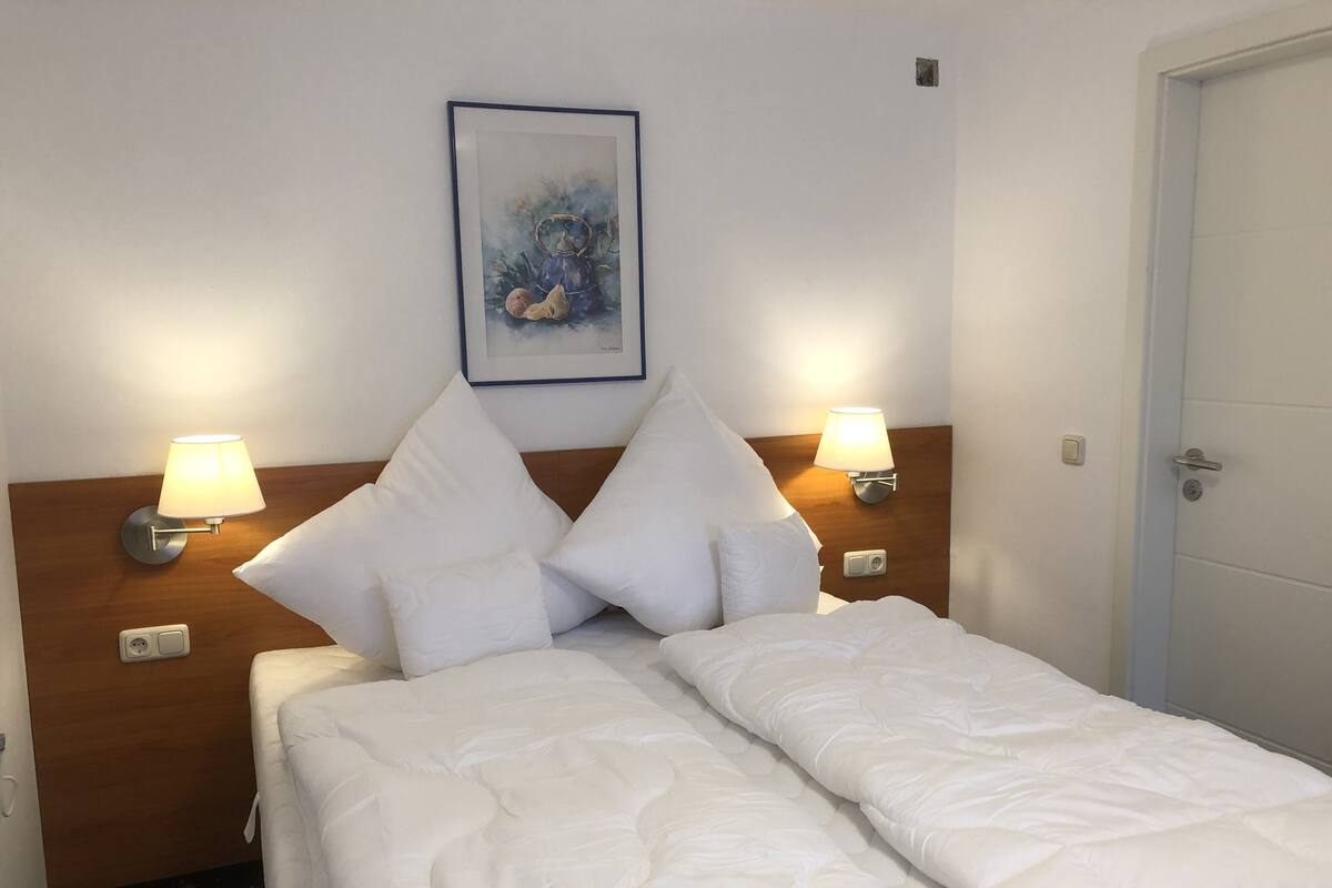 Habitación doble estándar | Ropa de cama de alta calidad y camas Select Comfort