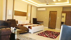 In-room safe, iron/ironing board, rollaway beds, free WiFi - Hotel Avalon Suites (Multan)