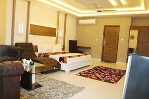 Suite familiar, 2 llits dobles, accessible, no fumadors | Caixa forta a l'habitació i planxa i posts de planxar