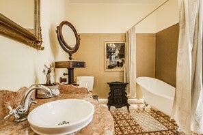 Romantik-dobbeltværelse - 1 kingsize-seng (Castle View 3) | Badeværelse | Dybe badekar, gratis toiletartikler, hårtørrer, håndklæder