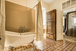 Front of property - LUXa Charmhouse Hotel (Sintra)