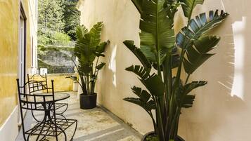 Chambre Double Romantique, 1 très grand lit (Castle View 1) | Terrasse/Patio